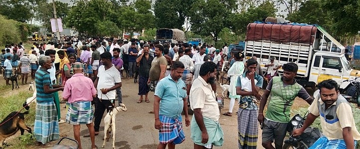 வடலூரில் சனிக்கிழமை நடைபெற்ற ஆட்டு சந்தை.