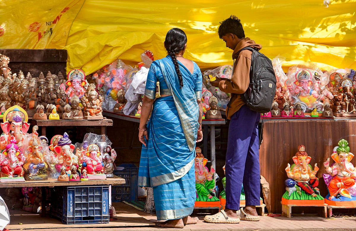 மரவள்ளி கிழங்கு, காகித குழம்பு உள்ளிட்ட பொருள்கள் மூலம் சிலைகள் தயாரிப்பு.