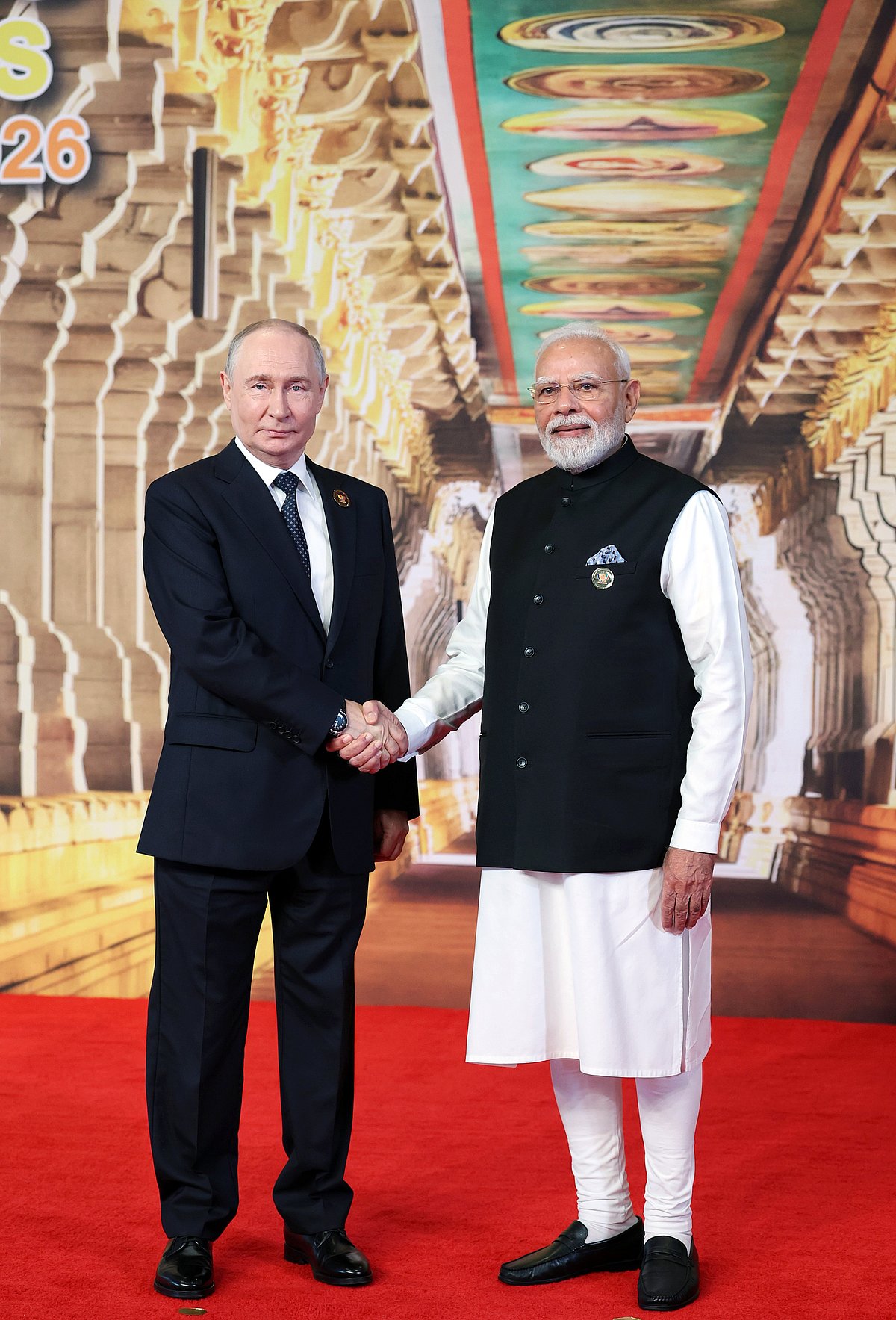 18வது பிரிக்ஸ் உச்சிமாநாட்டிற்கு வரும் ரஷ்ய அதிபர் விளாதிமீா் புதினை வரவேற்கும் பிரதமர் நரேந்திர மோடி.