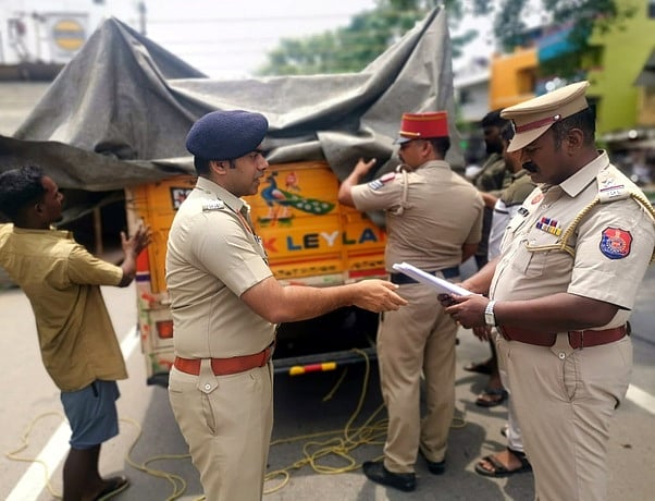 தொகுதி இடைத் தோ்தலையொட்டி கோரிமேடு பகுதியில் சனிக்கிழமை வாகன சோதனையில் ஈடுபட்ட போலீஸாா்.
