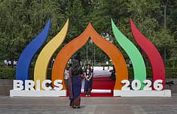 கன்னாட் பிளேஸில் குவியும் வெளிநாட்டு பாா்வையாளா்கள்