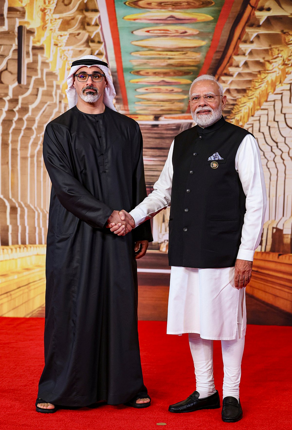 இளவரசர் ஷேக் கலீத் பின் முகமதை வரவேற்கும் பிரதமர் நரேந்திர மோடி.