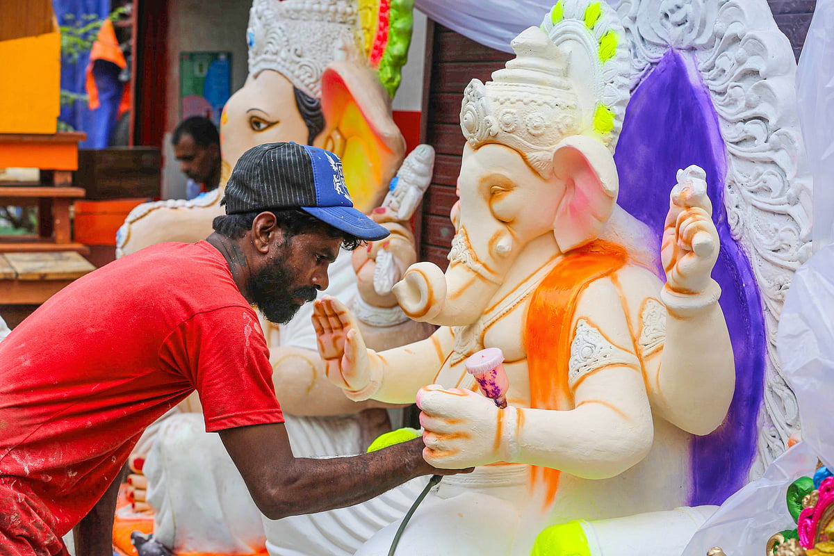 விநாயாகர் சதுர்த்தியையொட்டி சிலைகள் தயாரிக்கும் பணி மும்முரம்.