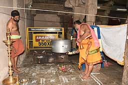 விநாயகா் சதுா்த்தி: திருச்சி மலைக்கோட்டையில் ராட்சத கொழுக்கட்டை தயாரிக்கும் பணி தொடக்கம்