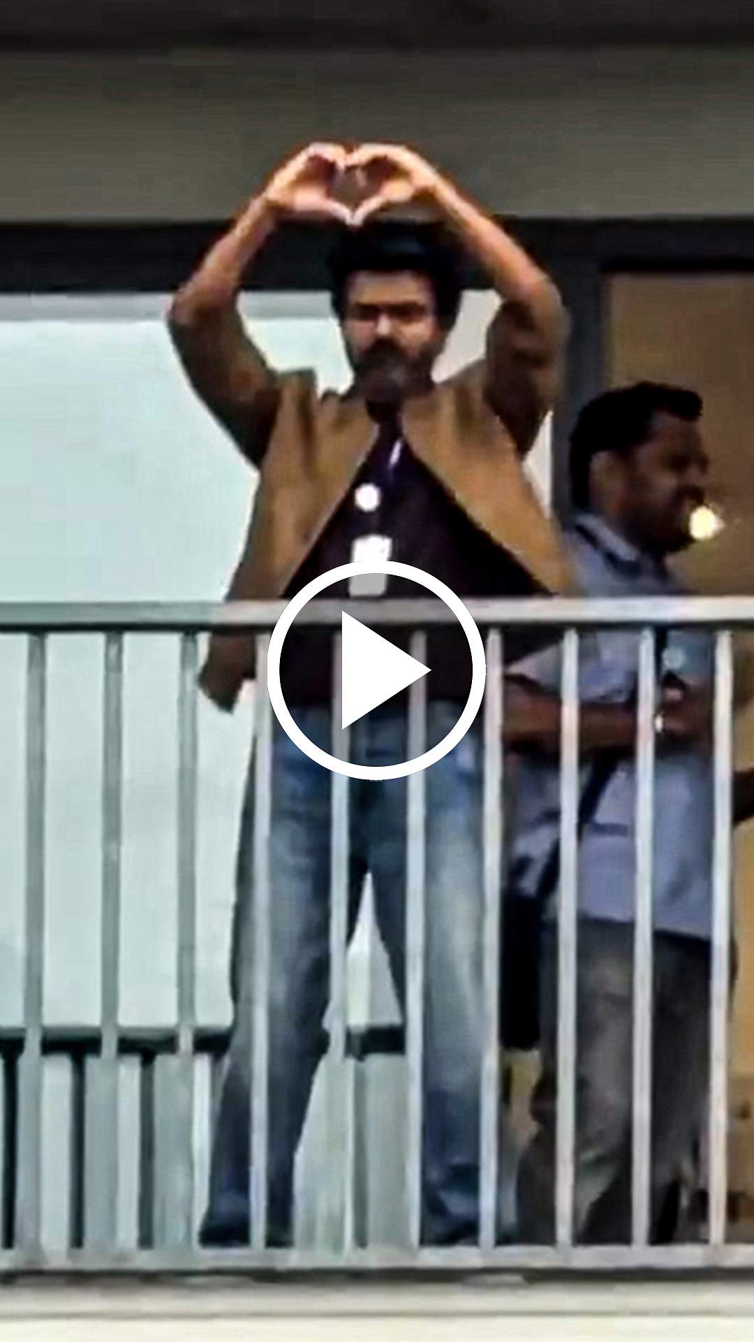 ரசிகர்களுக்கு தனது Iconic Action-களைக் கொடுத்த முதல்வர் விஜய்! | Ajith