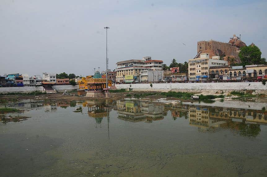 மலைக்கோட்டை தெப்பக்குளம் புனரமைப்புப் பணி நிறுத்தம்