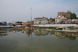 மலைக்கோட்டை தெப்பக்குளம் புனரமைப்புப் பணி நிறுத்தம்