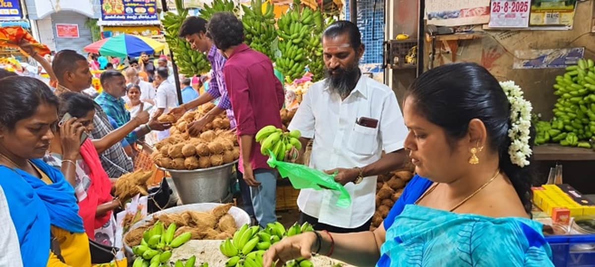 விநாயகா் சதுா்த்தி எதிரொலி: சாமந்தி பூ விலை உயா்வு