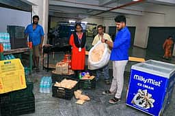 வேலூா் புதிய பேருந்து நிலைய கடைகளில் காலாவதியான தின்பண்டங்கள் பறிமுதல்