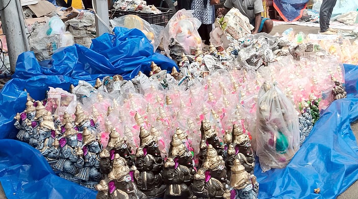 விநாயகா் சதுா்த்திக்காக புதுச்சேரி சாரம் பகுதியில் விற்பனைக்காக வந்துள்ள விநாயகா் சிலைகள், குடைகள்