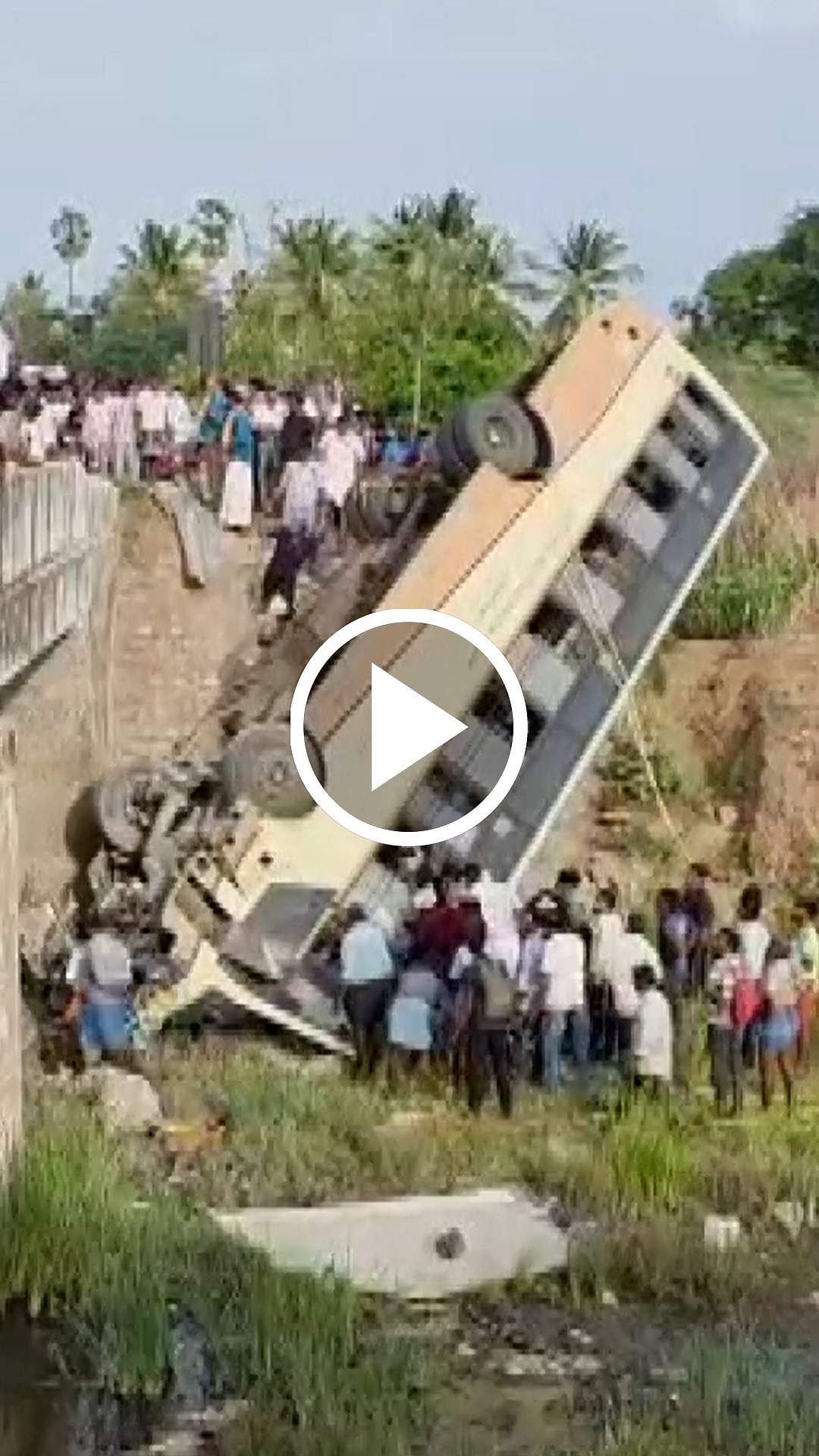 பாலத்திலிருந்து கவிழ்ந்த பேருந்து! சிக்கிக்கொண்ட 20 பயணிகளை மீட்கும் பணிகள் தீவிரம்! | Chidambaram