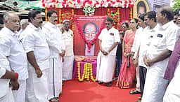 தியாகி உருவப் படத்துக்கு மலரஞ்சலி