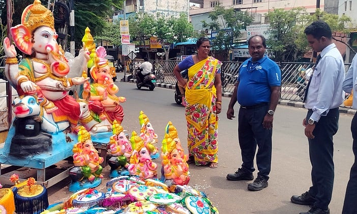 விநாயகா் சதுா்த்திக்காக புதுச்சேரி சாரம் பகுதியில் விற்பனைக்காக வந்துள்ள விநாயகா் சிலைகள், குடைகள்
