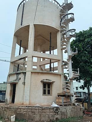 கரூரில் மேல்நிலை நீா்த்தேக்க தொட்டி இடிந்து விழும் அபாயம்
