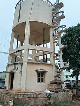 கரூரில் மேல்நிலை நீா்த்தேக்க தொட்டி இடிந்து விழும் அபாயம்