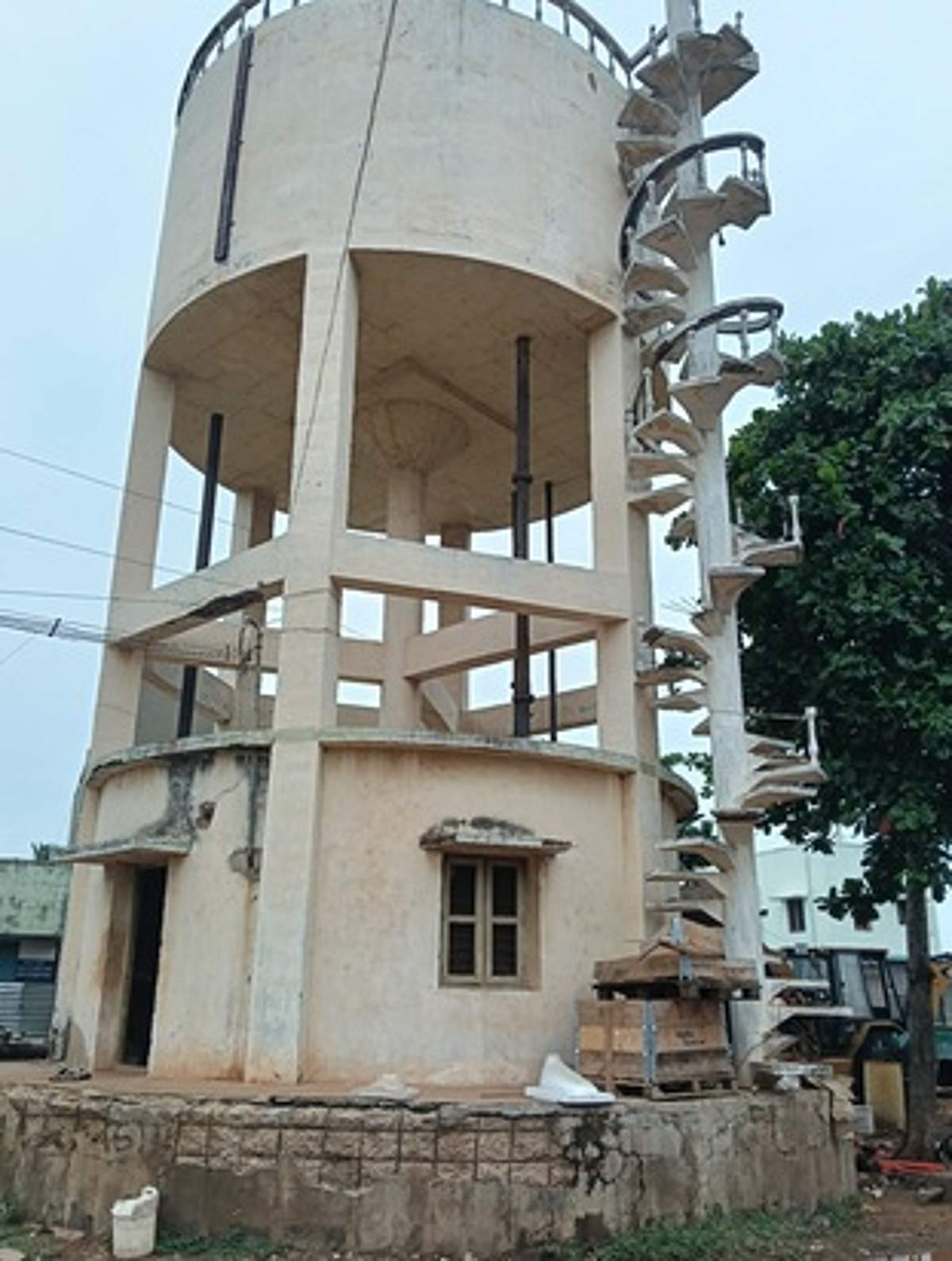கரூரில் மேல்நிலை நீா்த்தேக்க தொட்டி இடிந்து விழும் அபாயம்