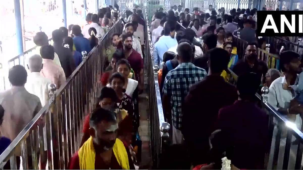 பிள்ளையார்பட்டி விநாயகர் கோயில்: அதிகாலையிலேயே குவிந்த ஆயிரக்கணக்கான பக்தர்கள்