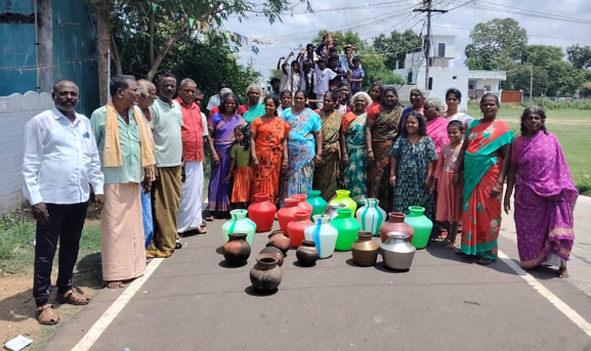 குடிநீா் பிரச்னை: பானைகளை உடைத்து போராட்டம்