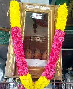 காங்கயம் சிவன்மலை சுப்பிரமணிய சுவாமி கோயில் 
கண்ணாடி பெட்டிக்குள் 3 தேங்காய்கள் வைத்து வழிபாடு