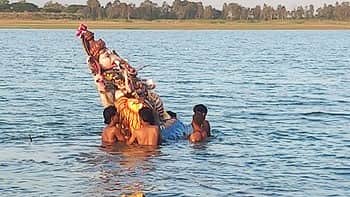 கூத்தாநல்லூரில் 28 விநாயகா் சிலைகள் ஆற்றில் கரைப்பு