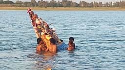 கூத்தாநல்லூரில் 28 விநாயகா் சிலைகள் ஆற்றில் கரைப்பு