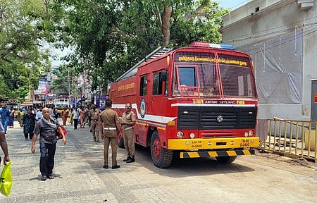 தெற்குச் சித்திரை வீதியில் நிறுத்தப்பட்ட தீயணைப்பு வாகனம்.