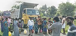 குடிநீா் கோரி காலிக் குடங்களுடன் பெண்கள் சாலை மறியல்