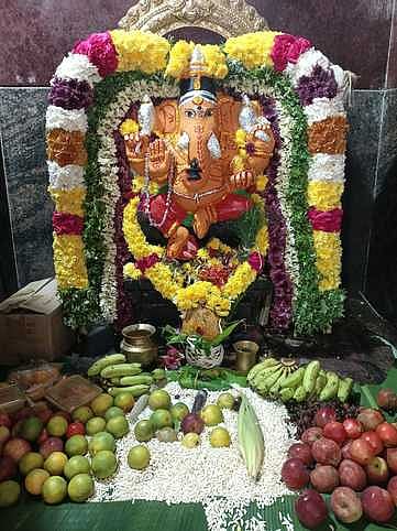 வினைதீா்க்கும் விநாயகா் கோயிலில் சந்தனகாப்பு அலங்காரத்தில் மூலவா்.