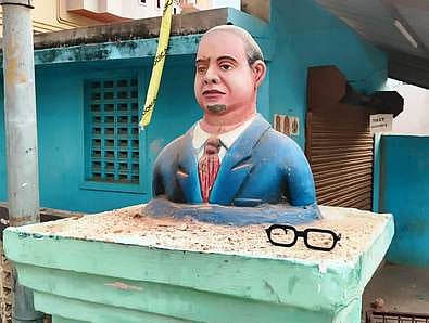 சிதம்பரம் அருகே சி.கொத்தங்குடி பகுதியில் சேதப்படுத்தப்பட்ட அம்பேத்கா் சிலை