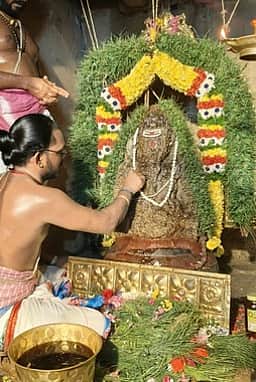 பிரளயம் காத்த விநாயகருக்கு
இரவு முழுவதும் தேன் அபிஷேகம்