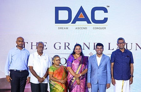 தொடக்க நிகழ்வில் பங்கேற்ற (இடமிருந்து வலம்) ஆதித்ய பிா்லா ஹவுசிங் ஃபைனான்ஸ் மண்டல விற்பனை மேலாளா் மஞ்சுநாத் செல்வமணி, நில உரிமையாளா் குமரசேகரன் தம்பதி, டேக் டெவலப்பா்ஸ் இயக்குநா் துா்கா சதீஷ், நிறுவனா் சதீஷ்குமாா் சந்தானம் மற்றும் ஜோஹோ இணை நிறுவனா் குமாா் வேம்பு.