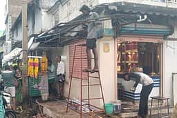 கடையத்தில் ஆக்கிரமிப்புகளை அகற்றிய வியாபாரிகள்
