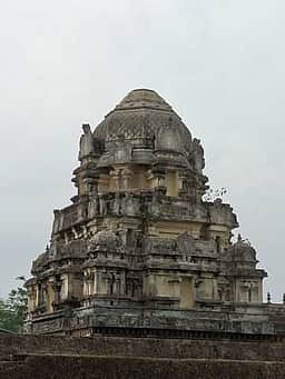 கஞ்சனூா் வரதராஜப் பெருமாள் 
கோயிலில் மின்னல் தாக்கி கலசம் சேதம்
