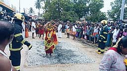 உப்பூா் வெயிலுகந்த விநாயகா் கோயில் சதுா்த்தி பூக்குழி திருவிழா