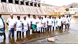 புதிய ஆயக்கட்டு பாசனப் பகுதிகளுக்கு தண்ணீா் திறக்க கோரி! அமராவதி ஆற்றில் இறங்கி விவசாயிகள் போராட்டம்!