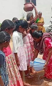 அவிநாசி அருகே வீடு வீடாகச் சென்று மழைச் சோறு வாங்கி பெண்கள் வழிபாடு! மாலையில் கொட்டித் தீா்த்த கன மழை