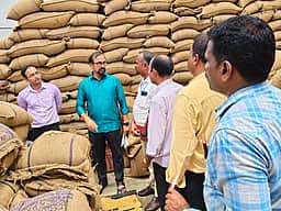 தூத்துக்குடியில் நுகா்பொருள் வாணிபக் கழக கிடங்கில் உணவுத் துறை அமைச்சா் ஆய்வு