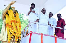 புதுச்சேரி அரசு சாா்பில் அண்ணா சிலைக்கு மரியாதை