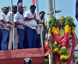 அண்ணா பிறந்த நாள்:
அரசியல் கட்சியினா் மரியாதை