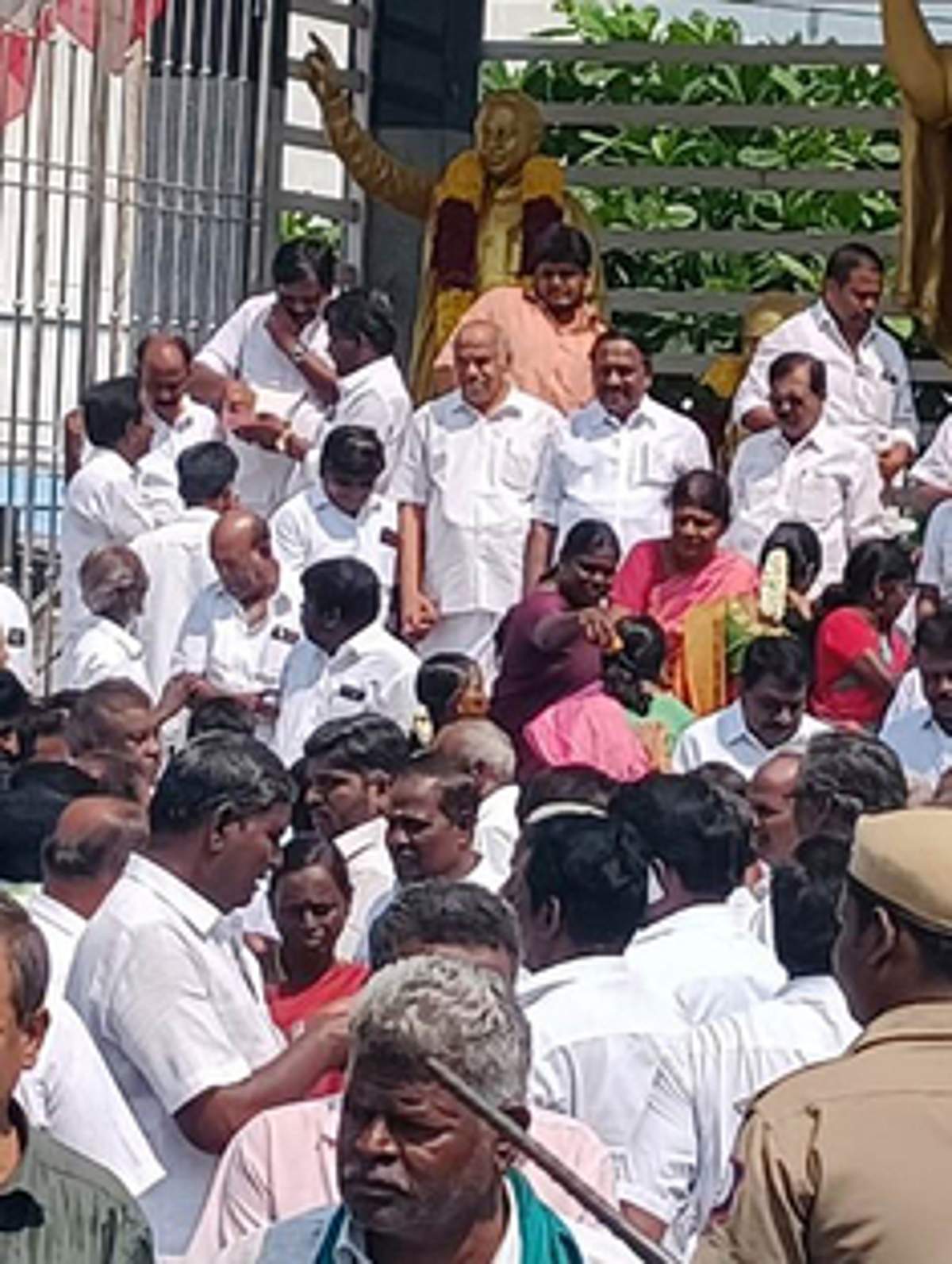 பெரம்பலூரில் பேரறிஞா் அண்ணா சிலைக்கு திமுக, அதிமுகவினா் மாலை அணிவித்து மரியாதை