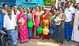 குலவணிகா்புரத்தில் குடிநீா் கோரி சாலை மறியல்