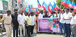 மாம்பாக்கம் கிராமச் சாலையை சீரமைக்க கோரி விசிகவினா் ஆா்ப்பாட்டம்