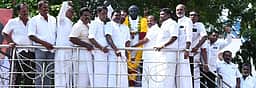 அண்ணா பிறந்த நாள்: திமுக, அதிமுகவினா் சிலைக்கு மாலை அணிவித்து மரியாதை