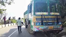 ஏலகிரியில் கல்லூரி பேருந்து - லாரி மீது மோதி விபத்து