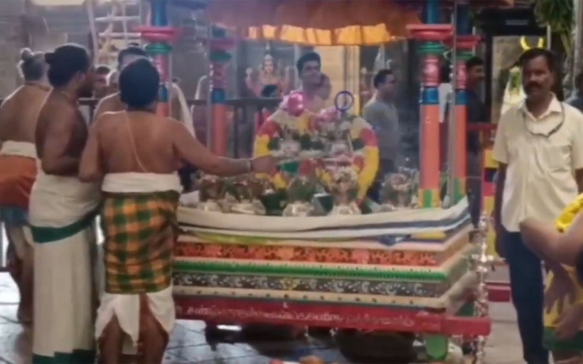 மதுரை மீனாட்சி அம்மன் கோயில் யாகசாலை பூஜைகளில் பங்கேற்ற ஓதுவார்கள்.