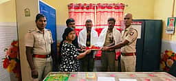 சாலையில் கிடந்த நகைப் பையை உரியவரிடம் ஒப்படைத்த வனத்துறையினா்
