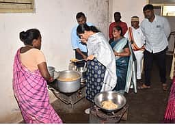 உளுந்தூா்பேட்டை சமூகநீதி விடுதியில் ஆட்சியா் ஆய்வு