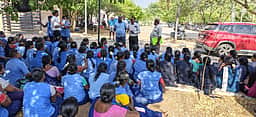 நெல்லை அரசு மருத்துவமனை முன் ஒப்பந்த தூய்மைப் பணியாளா்கள் தா்னா
