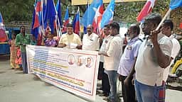 திருச்செந்தூரில் ஆா்ப்பாட்டம்