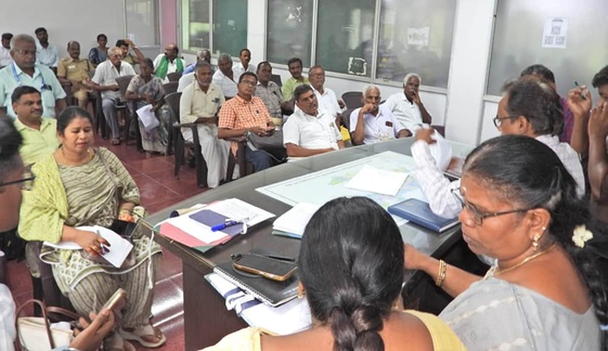 புகாா்கள் மீது நடவடிக்கை எடுக்காவிட்டால் கடும் நடவடிக்கை: கோட்டாட்சியா் எச்சரிக்கை